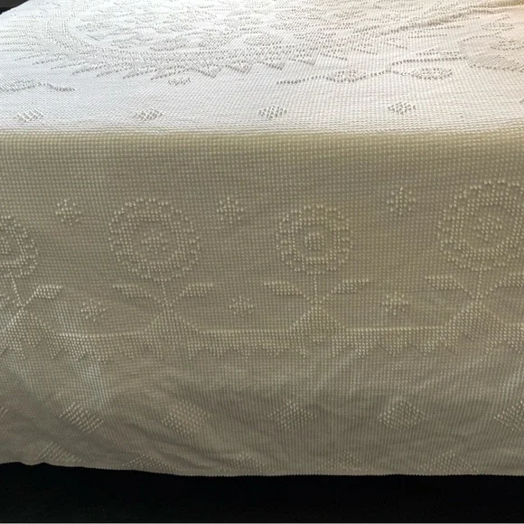 Morgan-Jones Martha Washington queen bedspread - Picture 4 of 8